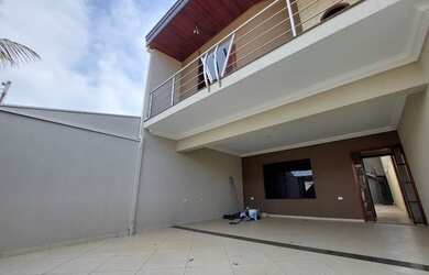 Imagem: A casa possui 4 Dormitórios, 3 Banheiros, 4 Vagas na garagem