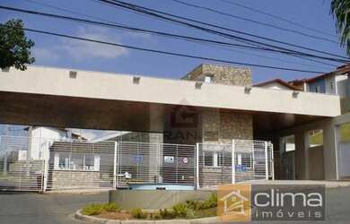 Imagem: A casa possui 2 Dormitórios, 2 Banheiros, 2 Vagas na garagem