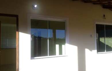 Imagem: A casa possui 3 Dormitórios, 1 Banheiro, 2 Vagas na garagem