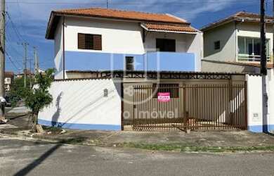 Imagem: A casa possui 3 Dormitórios, 3 Banheiros, 2 Vagas na garagem