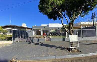 Imagem: O depósito possui 4 Vagas na garagem, 370m² de Área e está