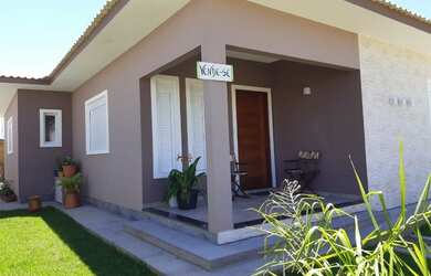 Imagem: A casa possui 4 Dormitórios, 4 Banheiros, 5 Vagas na garagem