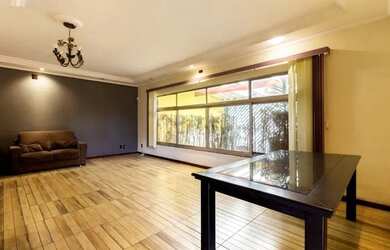 Imagem: A casa possui 3 Dormitórios, 5 Banheiros, 3 Vagas na garagem