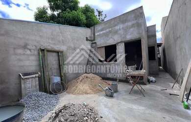 Imagem: A casa possui 2 Dormitórios, 1 Banheiro, 1 Vaga na garagem