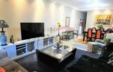 Imagem: A casa possui 2 Dormitórios, 4 Banheiros, 5 Vagas na garagem