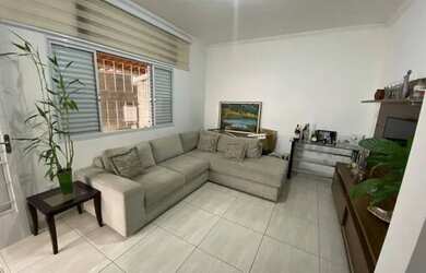 Imagem: A casa possui 2 Dormitórios, 1 Banheiro, 2 Vagas na garagem