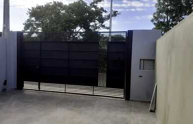 Imagem: A casa possui 3 Dormitórios, 2 Banheiros, 2 Vagas na garagem