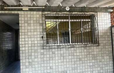 Imagem: A casa possui 4 Dormitórios, 2 Banheiros, 2 Vagas na garagem