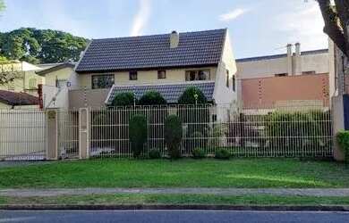 Imagem: A casa possui 3 Dormitórios, 3 Banheiros, 3 Vagas na garagem