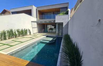 Imagem: A casa em condomínio possui 5 Dormitórios, 5 Banheiros, 3