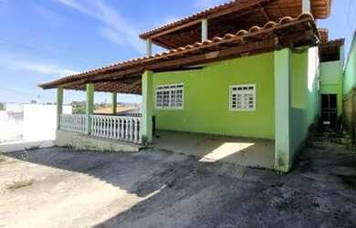 Imagem: A casa possui 4 Dormitórios, 2 Banheiros, 5 Vagas na garagem