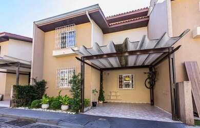 Imagem: A casa em condomínio possui 3 Dormitórios, 2 Banheiros, 1