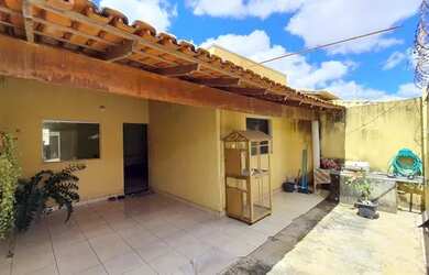 Imagem: A casa possui 3 Dormitórios, 1 Banheiro, 2 Vagas na garagem