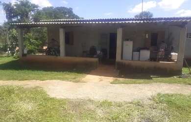 Imagem: A casa possui 2 Dormitórios, 1 Banheiro, 4 Vagas na garagem