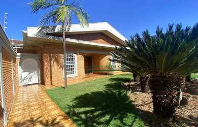 Imagem: A casa possui 3 Dormitórios, 3 Banheiros, 2 Vagas na garagem