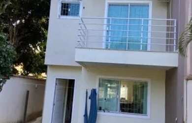 Imagem: A casa possui 2 Dormitórios, 2 Banheiros, 2 Vagas na garagem