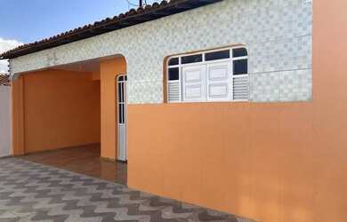 Imagem: A casa possui 3 Dormitórios, 3 Banheiros, 2 Vagas na garagem