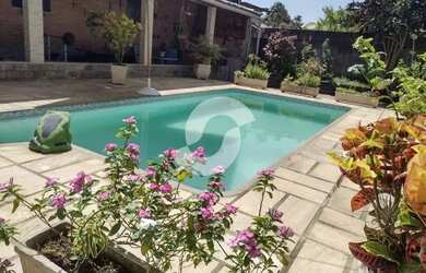 Imagem: A casa possui 3 Dormitórios, 2 Banheiros, 5 Vagas na garagem