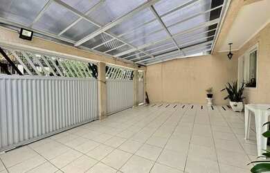 Imagem: A casa possui 3 Dormitórios, 3 Banheiros, 2 Vagas na garagem