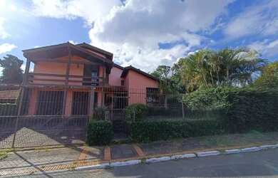 Imagem: A casa possui 5 Dormitórios, 5 Banheiros, 5 Vagas na garagem