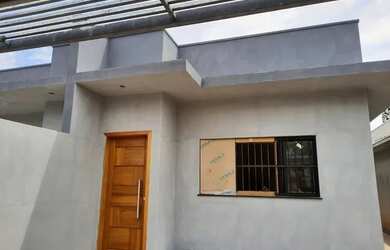 Imagem: A casa possui 3 Dormitórios, 3 Banheiros, 2 Vagas na garagem