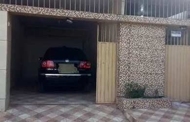 Imagem: A casa possui 3 Dormitórios, 2 Banheiros, 1 Vaga na garagem