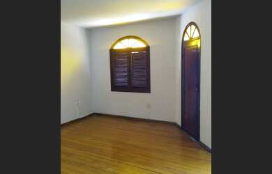 Imagem: A casa possui 4 Dormitórios, 2 Banheiros, 1 Vaga na garagem