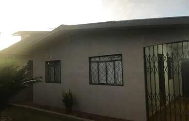 Imagem: A casa possui 3 Dormitórios, 1 Banheiro, 1 Vaga na garagem