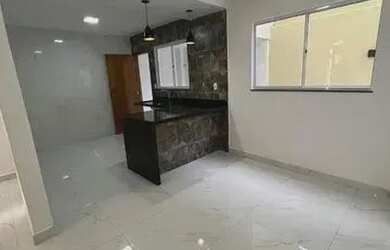 Imagem: A casa possui 3 Dormitórios, 1 Banheiro, 1 Vaga na garagem