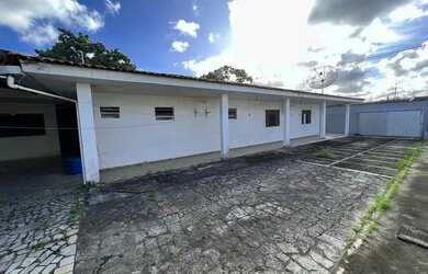 Imagem: A casa possui 4 Dormitórios, 3 Banheiros, 5 Vagas na garagem