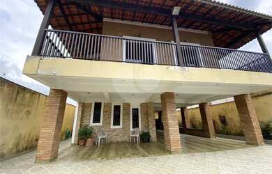 Imagem: A casa possui 3 Dormitórios, 3 Banheiros, 4 Vagas na garagem