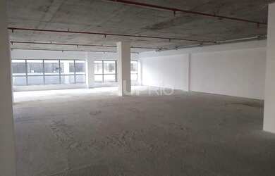 Imagem: O depósito possui 5 Vagas na garagem, 537m² de Área e está