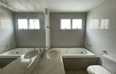 Imagem: O apartamento possui 4 Dormitórios, 5 Banheiros, 3 Vagas na