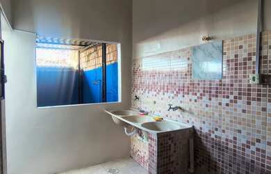 Imagem 13: Alugamos Casa no Parque 10, com 2 quartos sendo 1 suítes - Via Pública