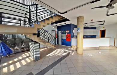 Imagem: O depósito possui 4 Vagas na garagem e 927m² de Área e está