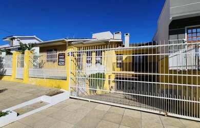 Imagem: A casa possui 4 Dormitórios, 3 Banheiros, 2 Vagas na garagem