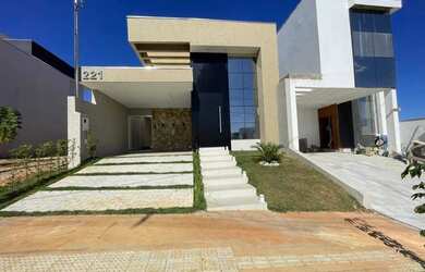 Imagem: A casa em condomínio possui 3 Dormitórios, 1 Banheiro, 2 Vagas