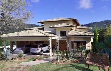 Imagem: A casa em condomínio possui 5 Dormitórios, 5 Banheiros, 3