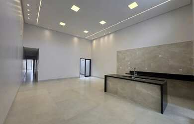 Imagem: A casa possui 3 Dormitórios, 4 Banheiros, 2 Vagas na garagem