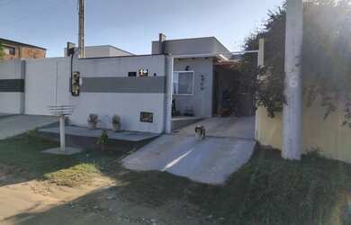 Imagem: A casa possui 3 Dormitórios, 2 Banheiros, 2 Vagas na garagem