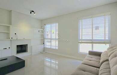 Imagem: A casa possui 3 Dormitórios, 4 Banheiros, 2 Vagas na garagem