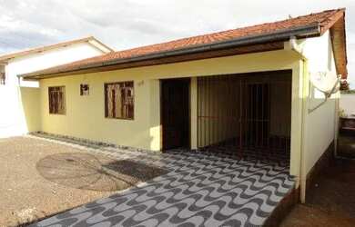 Imagem: A casa possui 3 Dormitórios, 1 Banheiro, 1 Vaga na garagem