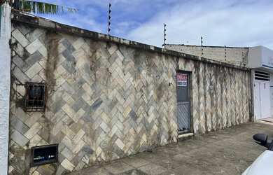 Imagem: A casa possui 1 Dormitório, 2 Banheiros, 3 Vagas na garagem