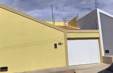 Imagem: A casa possui 3 Dormitórios, 2 Banheiros, 2 Vagas na garagem