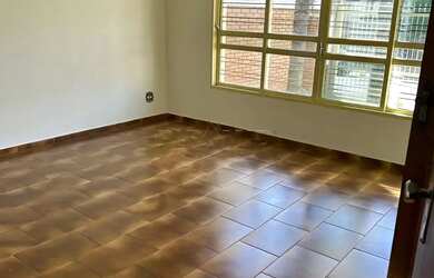 Imagem: A casa possui 3 Dormitórios, 3 Banheiros, 4 Vagas na garagem