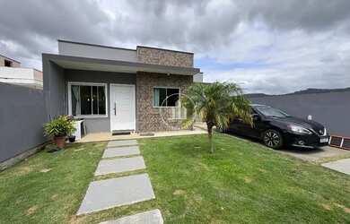 Imagem: A casa possui 3 Dormitórios, 3 Banheiros, 2 Vagas na garagem