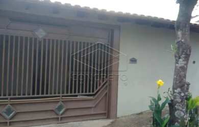 Imagem: A casa possui 3 Dormitórios, 1 Banheiro, 3 Vagas na garagem