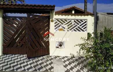 Imagem: A casa possui 2 Dormitórios, 1 Banheiro, 2 Vagas na garagem