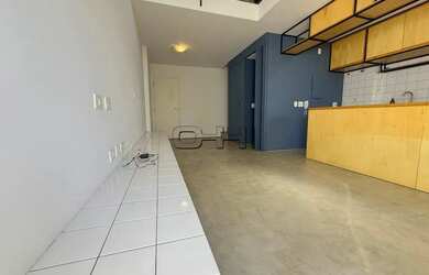 Imagem: O apartamento possui 1 Dormitório, 1 Banheiro, 1 Vaga na garagem