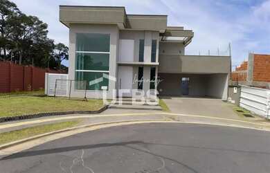 Imagem: A casa possui 4 Dormitórios, 5 Banheiros, 4 Vagas na garagem